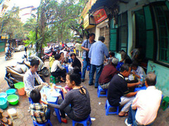 Xếp hàng ăn bún, phở sau Tết