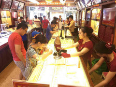 Giá vàng hôm nay 21/3 chao đảo do áp lực của đồng USD