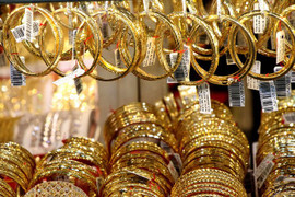 Giá vàng đang ở ngưỡng thấp, nhà đầu tư có nên mua vào?