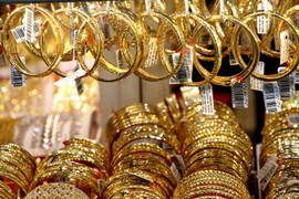 Giá vàng bất động, ngóng tin về Brexit