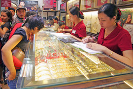 Giá vàng diễn biến thất thường, nhà đầu tư nghe ngóng