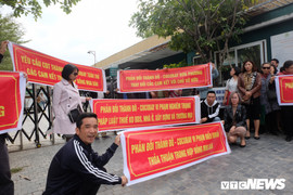 Khách căng băng rôn, vây kín trụ sở CĐT dự án Cocobay ở Hà Nội