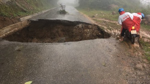 Xuất hiện hố tử thần ở tỉnh lộ Lai Châu sau cơn mưa lớn