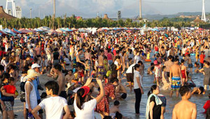 Thời tiết nắng nóng, dòng người ùn ùn đổ về các bãi biển dịp nghỉ lễ