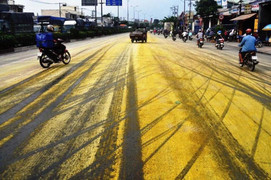 Tài xế phanh gấp, thùng hóa chất bốc mùi nồng nặc đổ xuống đường Sài Gòn