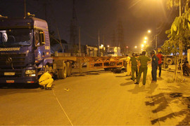 Đâm vào xe đầu kéo đang lùi, nam thanh niên chết thảm