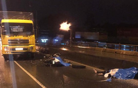 Xe máy chạy ngược chiều trên cầu vượt, 2 người bị xe tải đâm chết