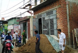 Rơi từ lầu 1 xuống đất, người đàn ông chết thương tâm