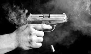 Đang ngồi nhậu, nam thanh niên bình thản nổ súng vào nhóm giang hồ đang truy sát nhau