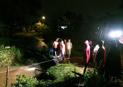 Đi xe máy qua cầu, người đàn ông bị nước cuốn trôi