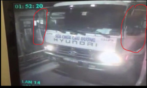 Tài xế dàn cảnh cho phụ xe trộm tiền của trạm thu phí trong 30 giây