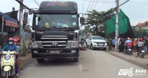 Người thân gào khóc bên thi thể nữ sinh bị xe đầu kéo cán chết ở Sài Gòn