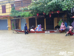 Phố cổ Hội An chìm trong biển nước, du khách thích thú chèo xuồng ngắm phố