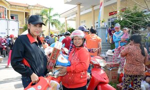 Trao 1,2 tỷ đồng cho người dân chịu ảnh hưởng nặng nề nhất bởi cơn bão số 12