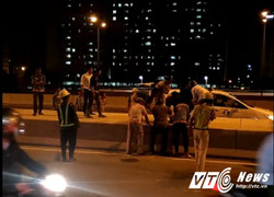 Tài xế say xỉn tự đâm vào đuôi xe bê tông