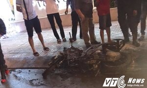 Cãi nhau giữa đường, cô gái đốt luôn xe của bạn trai