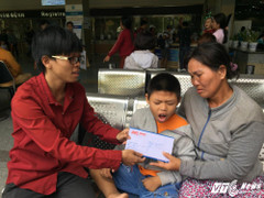 Người mẹ có con chết đi sống lại vì 'hung thần' xe tải nghẹn ngào cảm ơn độc giả VTC News