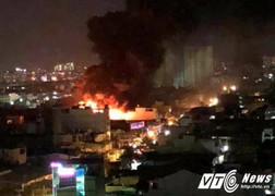 Cháy lớn một nhà xưởng ở TP.HCM trong đêm