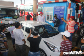 Video: Tài xế bấm còi inh ỏi, trạm thu phí Sóc Trăng hỗn loạn