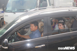 Tài xế phản đối BOT Sóc Trăng: Trong 30 phút, 2 đoàn rước dâu bị kẹt tại trạm