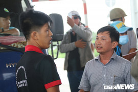 Bị BOT Sóc Trăng 'nhốt' xe phản đối, tài xế bức xúc đòi bẻ thanh chắn