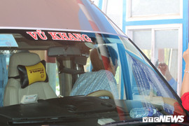 Tài xế phản đối BOT Sóc Trăng: Nhân viên quyết không bán vé, 'nhốt' xe trong cabin