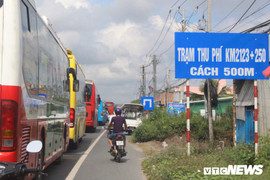 Tài xế bị người lạ đánh quyết không cho xe qua trạm, BOT Sóc Trăng ùn tắc nghiêm trọng