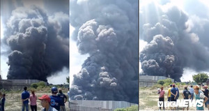 Hàng trăm cảnh sát dập lửa tại xưởng cao su ở TP.HCM