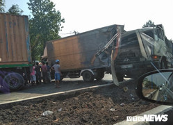 Hàng loạt ô tô tông liên hoàn, 2 tài xế mắc kẹt trong cabin