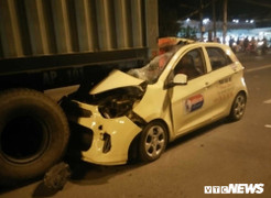 Taxi tông đuôi xe container đậu giữa đường, tài xế chết thảm