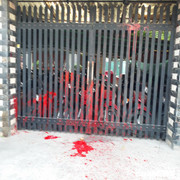 Nhà dân ở TP.HCM liên tục bị kẻ lạ mặt tạt sơn vào nhà