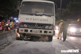 Lấn làn ô tô, xe máy bị xe ben cuốn vào gầm rồi bốc cháy