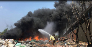 Xưởng phế liệu ở TP.HCM bốc cháy ngùn ngụt giữa trưa