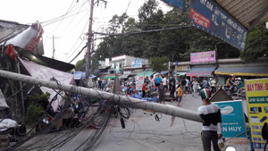 Trời không giông gió nhưng trụ điện vẫn gãy đổ, đè bẹp tiệm sửa xe