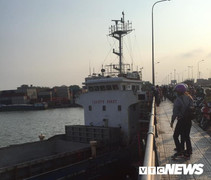 Tàu thủy 'bơi' tự do trên sông, tông thẳng vào cầu Đồng Nai