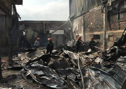 Khói lửa bao trùm xưởng hạt nhựa, hàng trăm công nhân hoảng loạn kêu cứu