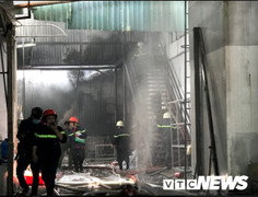 Kho xưởng công ty may cháy rụi giữa trưa ở Sài Gòn