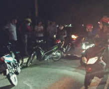 Nam thanh niên nghi bị truy sát, nằm gục bên vệ đường