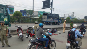 Vướng bạt che thùng xe ben bị bung, người đàn ông đi trên xe máy chết tại chỗ