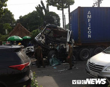 Mắc kẹt trong cabin bị biến dạng, tài xế container bất lực kêu cứu