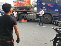 Container kéo lê xe máy, bà bầu đẻ con ngay hiện trường ở Bình Dương