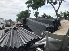 Kinh hãi cảnh hàng trăm thanh thép 'ủi' bay cabin và tài xế xuống đường