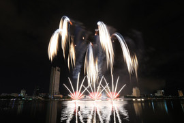 Ảnh: Mãn nhãn bữa tiệc pháo hoa lung linh trên sông Hàn