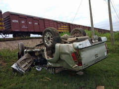 Cố tình vượt đường ray, ô tô bán tải bị hất văng xuống ruộng