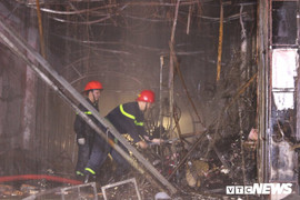 Ảnh: Hàng trăm chiến sỹ căng mình ngăn đám cháy lan rộng trong đêm ở TP.HCM