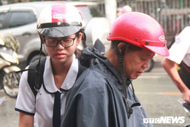 Thi THPT quốc gia 2018: Phụ huynh đội mưa chờ con, thí sinh bật khóc vì đề Toán dài, khó