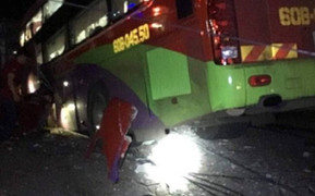 Va chạm với xe tải, 20 người mắc kẹt trong xe khách hoảng loạn cầu cứu