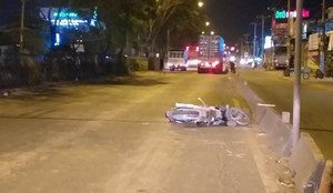 Lái xe máy vào làn ô tô, người đàn ông bị container cán chết