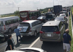 Tai nạn liên hoàn, cao tốc TP.HCM - Dầu Giây kẹt xe kéo dài nhiều giờ