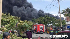 Ảnh: Cháy khu công nghiệp, thiêu rụi 5.000m2 nhà xưởng ở TP.HCM
